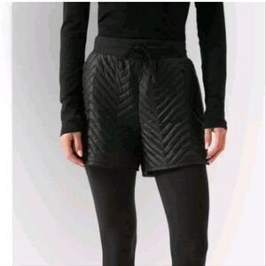ATHLETA Apres Ski quilted Short Zip Pockets in black. Size 4